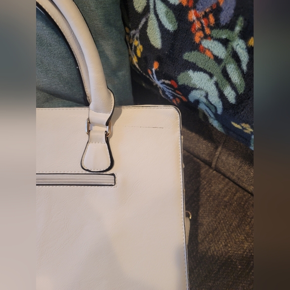White laser cut two way shoulder bag - Picture 12 of 15